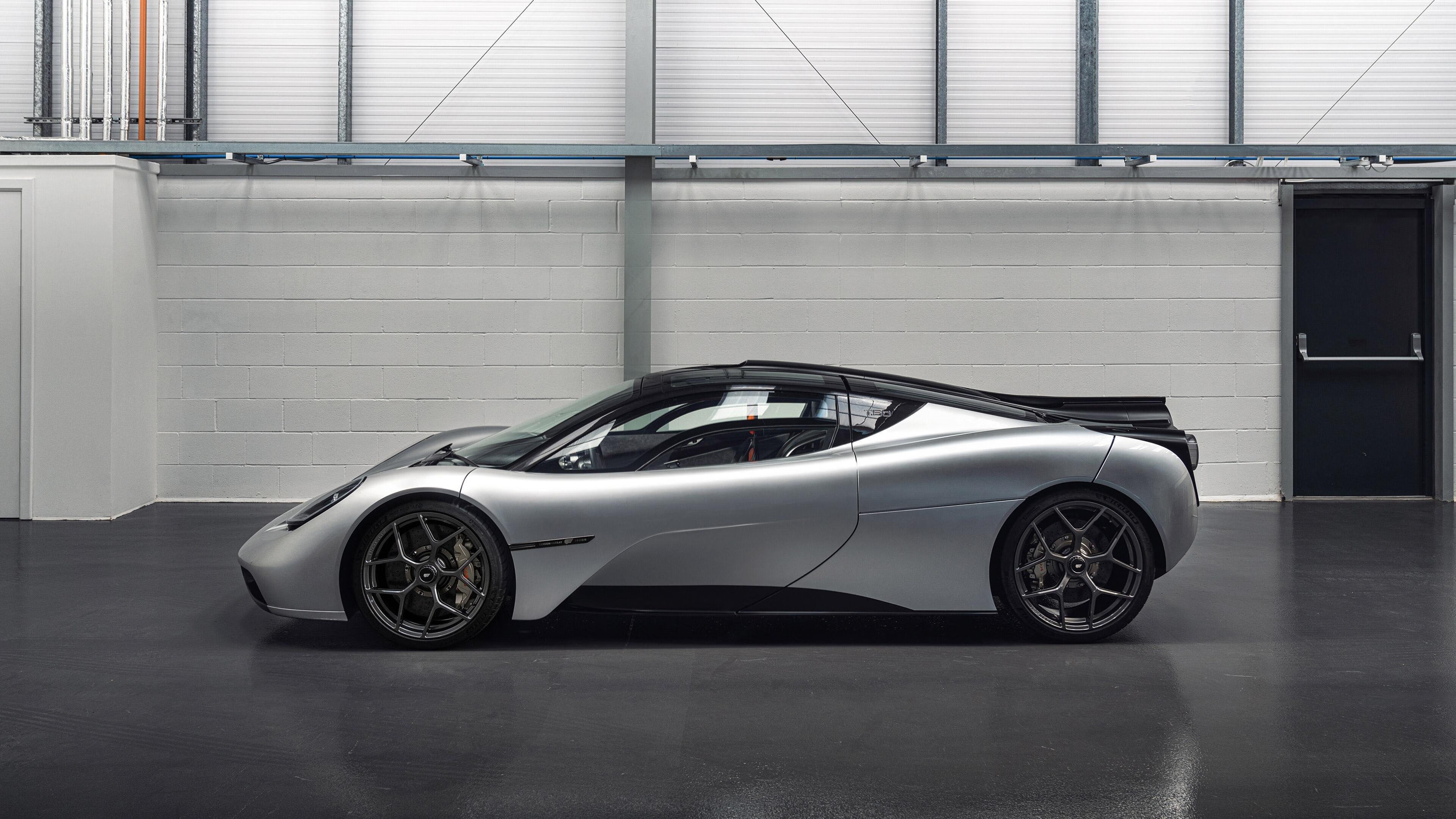 随机厄瓜多尔射手破门，巴萨强势反击，厄瓜多尔和巴西足球